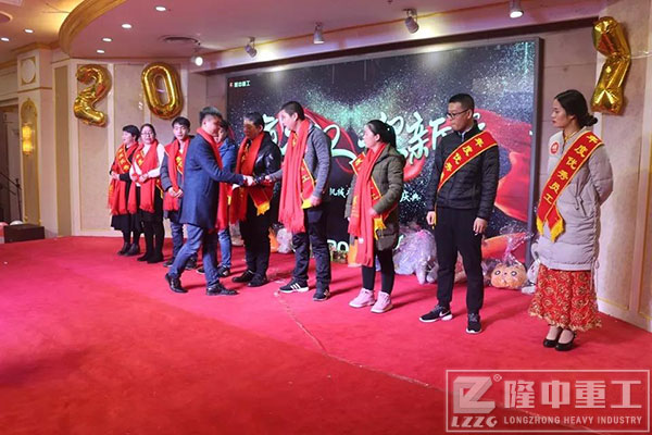 董事長(cháng)白友斌及總經(jīng)理白利明先生對隆中y秀員工進(jìn)行表彰
